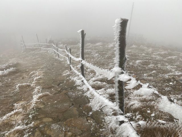 Du khách đổ về Mẫu Sơn ngắm cảnh băng tuyết phủ trắng núi rừng