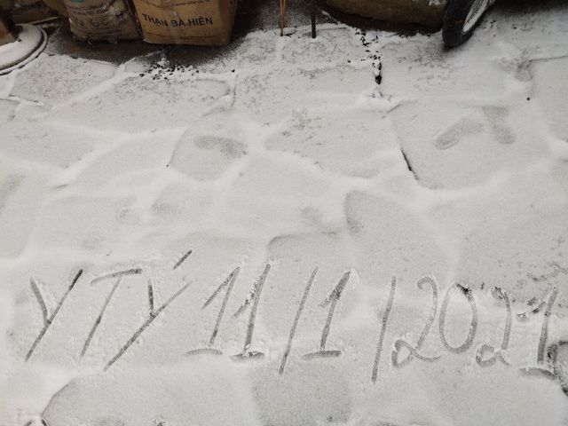 Tuyết rơi dày đặc ở Y Tý, cảnh vật phủ màu trắng xóa như trời Âu