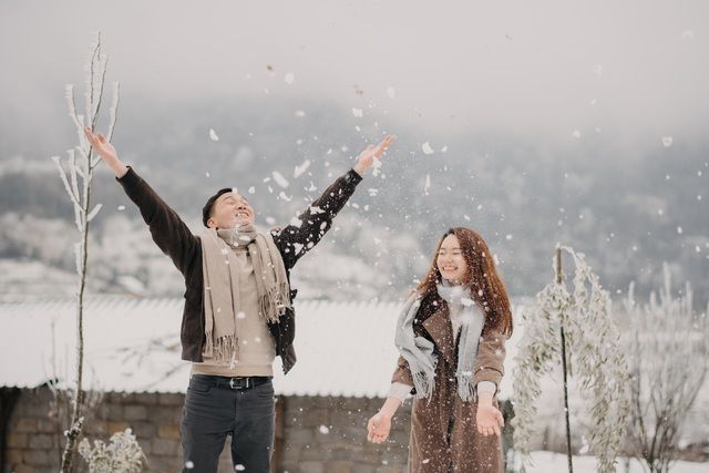 Cặp đôi Hà Nội lên Y Tý chụp ảnh cưới dưới cảnh tuyết rơi, băng tuyết kỳ ảo