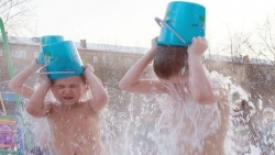 Siberia: Trẻ nhỏ cởi trần dội nước lạnh ở nhiệt độ -25 độ C