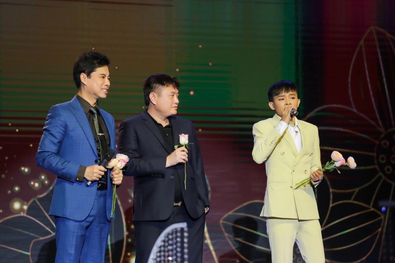 Đúng như tuyên bố trước đó, bầu Thụy (doanh nhân Nguyễn Đức Thụy) đã tổ chức liveshow Ngọc Sơn - Hồ Văn Cường vào tối 3/1 tại Ninh Bình - quê nhà của bầu Thụy.