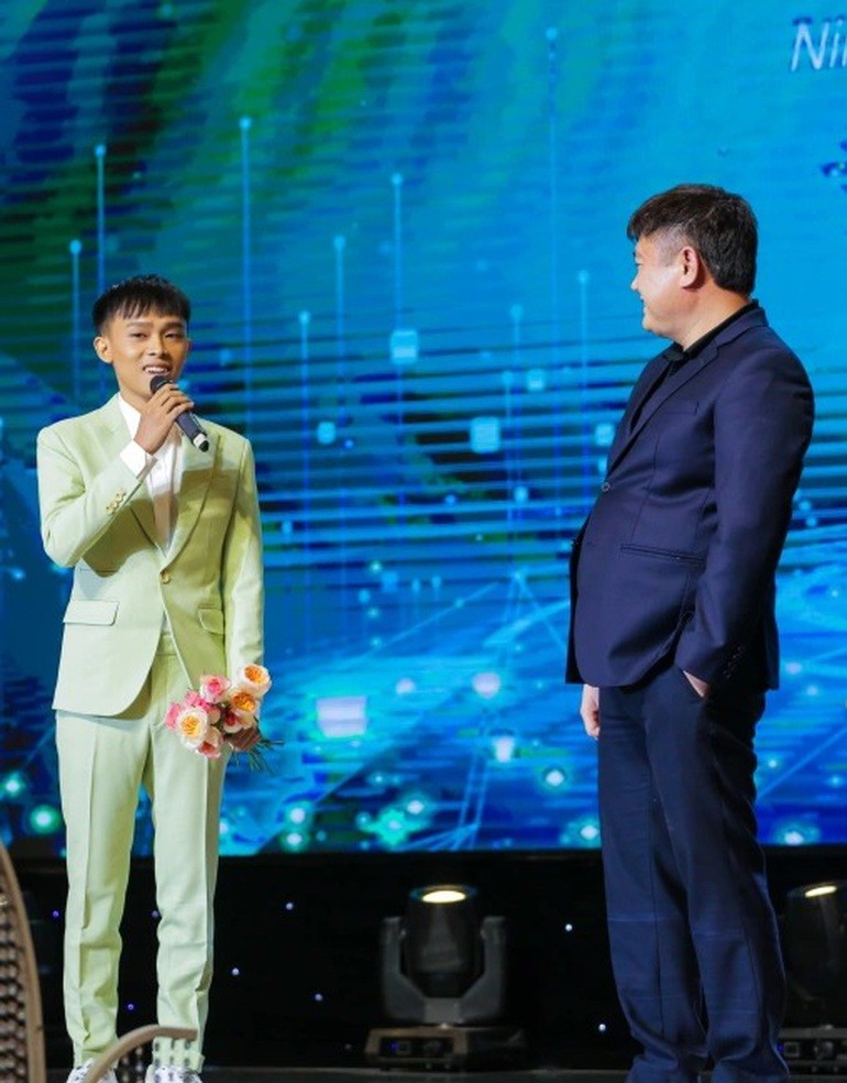 Hồ Văn Cường kết hợp ăn ý cùng danh ca Ngọc Sơn trong liveshow