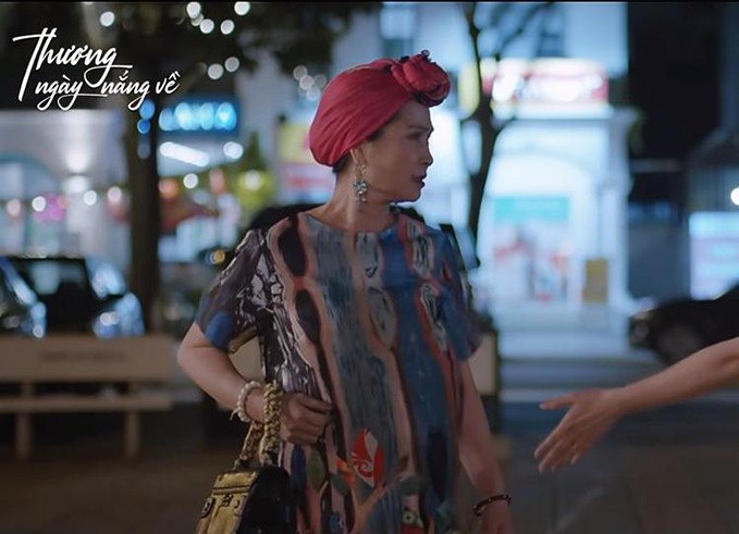 Thương ngày nắng về: NSND Lan Hương gây cười với thời trang lòe loẹt xanh đỏ