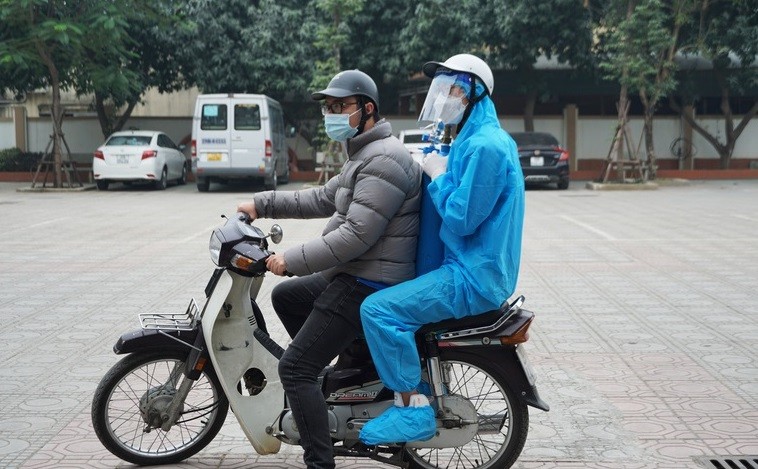  Vận chuyển bình oxy miễn phí cho các bệnh nhân Covid đang điều trị tại nhà ở Hà Nội. (Nguồn: Dân trí)