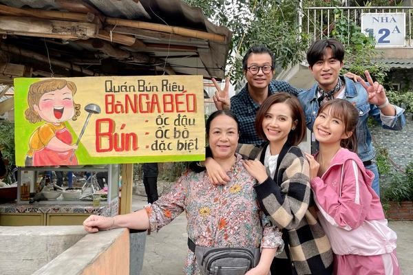 Thương ngày nắng về đang được quan tâm trên sóng VTV sau 24 tập phim. Ở hậu trường, các diễn viên có những khoảnh khắc vô cùng vui nhộn và thân thiết. NSƯT Thanh Quý cho biết khi đóng phim này, nhân vật bà Nga như nhập vào mình và trong quá trình đóng phim, nữ diễn viên coi Bá Anh (vai Vượng) như em mình, các cô con gái trong phim như con của mình. Thương ngày nắng về đang được quan tâm trên sóng VTV sau 24 tập phim. Ở hậu trường, các diễn viên có những khoảnh khắc vô cùng vui nhộn và thân thiết. NSƯT Thanh Quý cho biết khi đóng phim này, nhân vật bà Nga như nhập vào mình và trong quá trình đóng phim, nữ diễn viên coi Bá Anh (vai Vượng) như em mình, các cô con gái trong phim như con của mình.