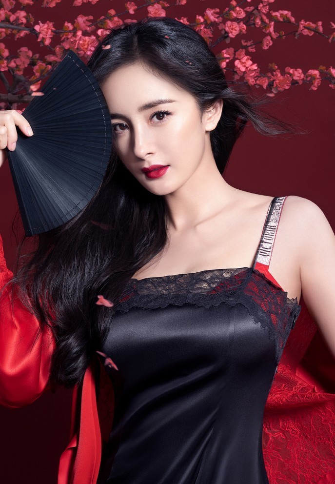 Dương Mịch cuốn hút, huyền bí khác lạ với trang phục mùa lễ hội cuối năm