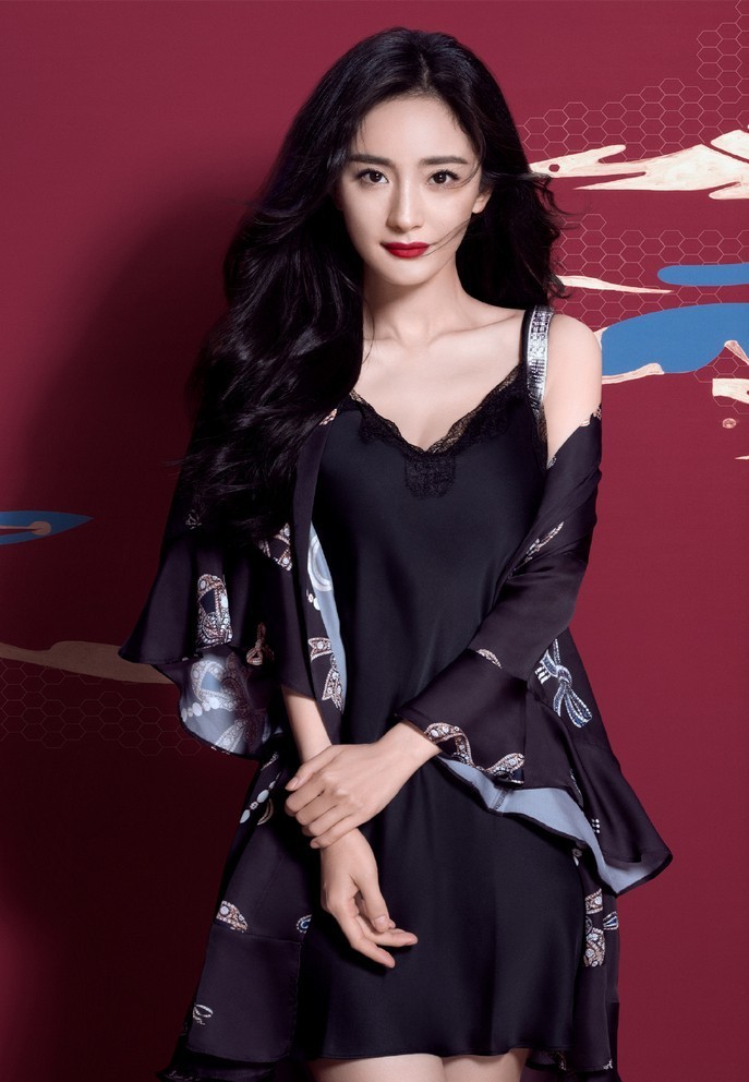 Dương Mịch cuốn hút, huyền bí khác lạ với trang phục mùa lễ hội cuối năm