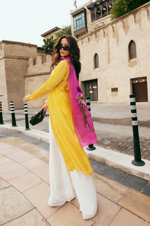 Sau khi tham dự Triển lãm Thế giới EXPO tại Dubai, UAE cuối tháng 12/2021, H'Hen Niê tranh thủ dạo chơi đường phố Dubai.