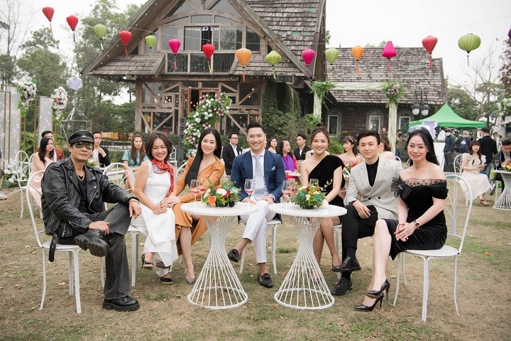 Đây là lần hiếm hoi dàn diễn viên 'Hương vị tình thân' hội ngộ đông đủ sau khi phim đóng máy. NSƯT Võ Hoài Nam, Tú Oanh, Phương Oanh, Mạnh Trường, Thu Quỳnh, Hoàng Anh Vũ, Quách Thu Phương (từ trái sang) rôm rả trò chuyện suốt buổi ghi hình.