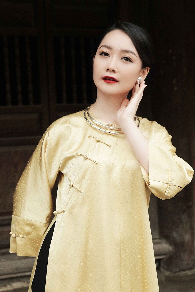 BTV Thu Hà sang trọng với áo dài lụa