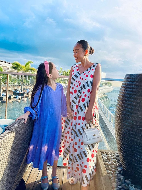 Tám năm ca sĩ Đoan Trang đồng hành cùng con gái trên mọi nẻo đường