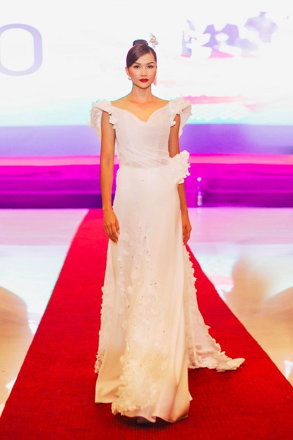 Tạo hình đả nữ khác lạ của Hoa hậu H’Hen Niê trong bộ phim hành động đầu tiên