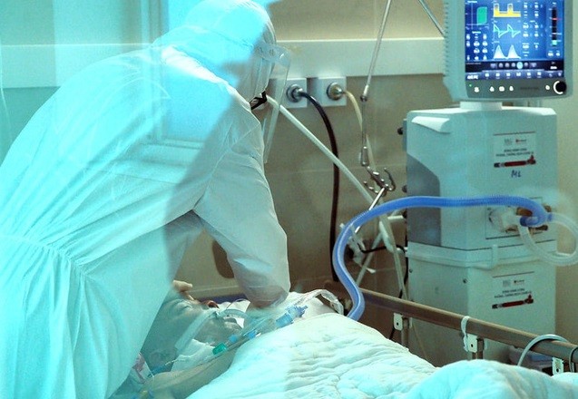 Đội ngũ y tế tận tình chăm sóc bệnh nhân Covid-19 nặng, nguy kịch. (Nguồn: SK&ĐS)