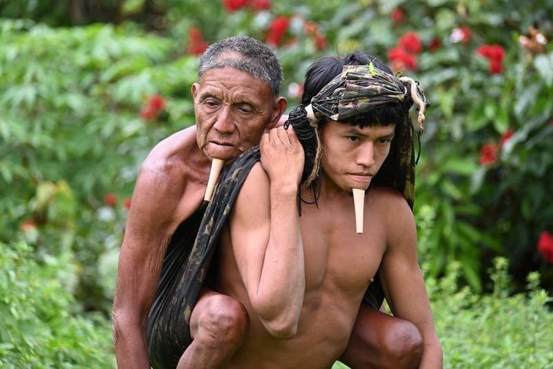 Chàng thanh niên thổ dân ở Amazon cõng cha đi tiêm chủng phòng ngừa Covid-19. (Nguồn: BBC)