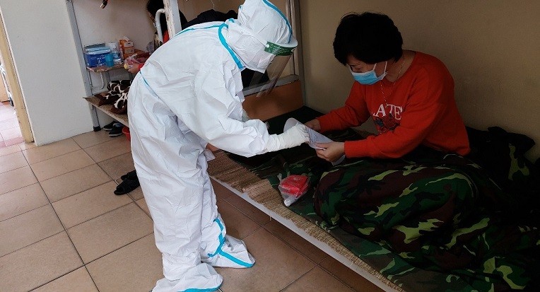 Thầy thuốc hướng dẫn bệnh nhân Covid-19 theo dõi sức khỏe. (Nguồn: SK&ĐS) Thầy thuốc hướng dẫn bệnh nhân Covid-19 theo dõi sức khỏe. (Nguồn: SK&ĐS)