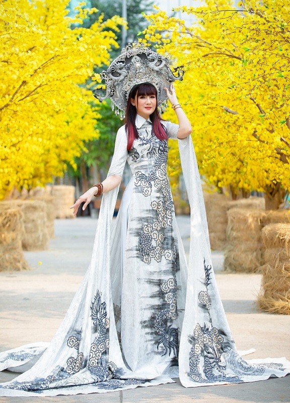 Gia đình diễn viên Hiền Mai cùng các nghệ sĩ Sài thành và MC truyền hình chụp ảnh Tết