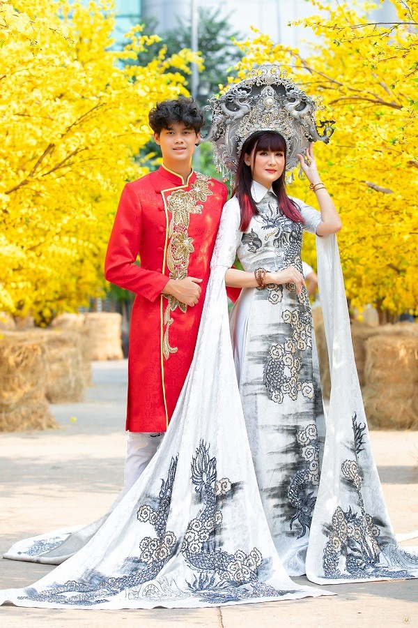 Gia đình diễn viên Hiền Mai cùng các nghệ sĩ Sài thành và MC truyền hình chụp ảnh Tết