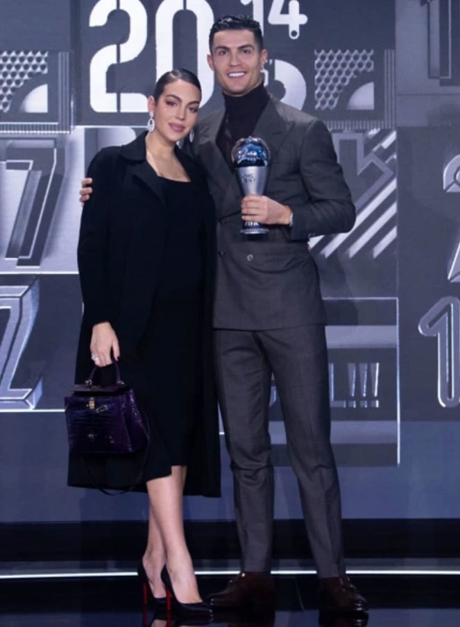 FIFA The Best 2021: Ronaldo đưa bạn gái và con trai sang Thụy Sỹ nhận giải bằng máy bay riêng FIFA The Best 2021: Ronaldo đưa bạn gái và con trai sang Thụy Sỹ nhận giải bằng máy bay riêng