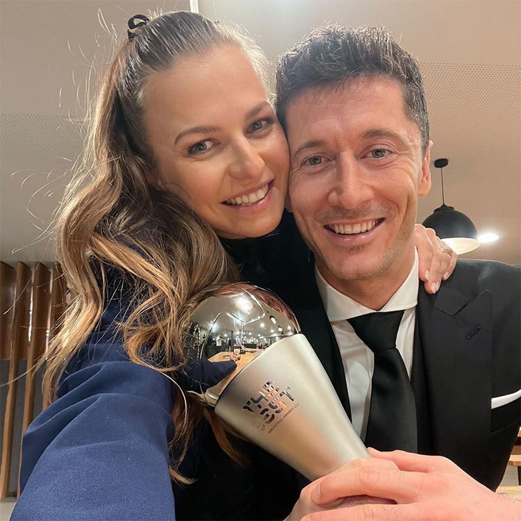 FIFA The Best 2021: Ronaldo đưa bạn gái và con trai sang Thụy Sỹ nhận giải bằng máy bay riêng FIFA The Best 2021: Ronaldo đưa bạn gái và con trai sang Thụy Sỹ nhận giải bằng máy bay riêng