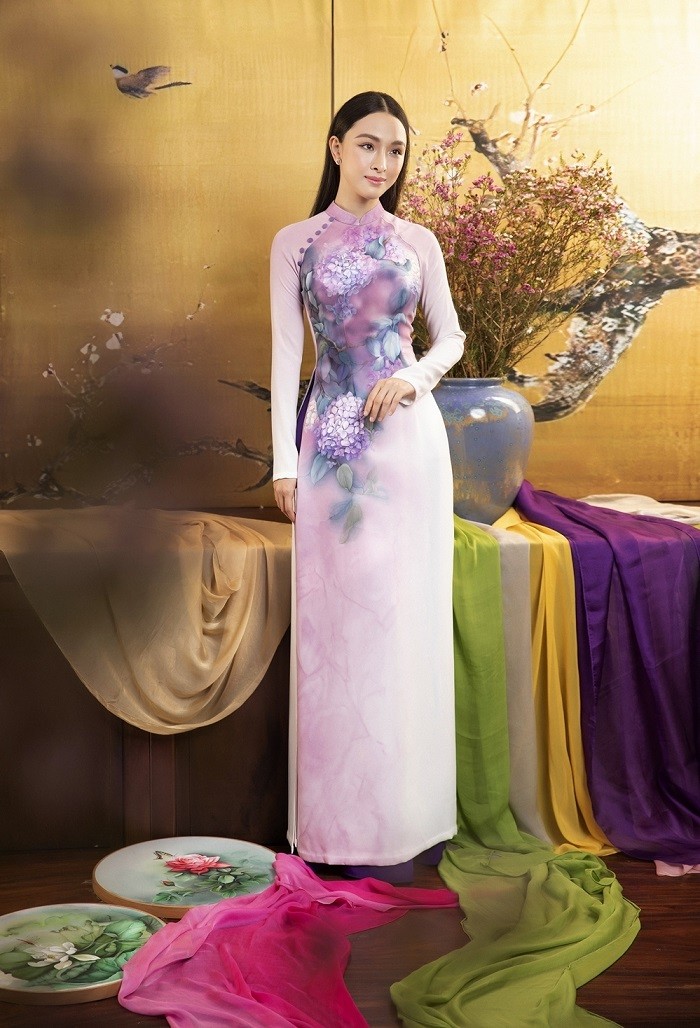 Áo dài vẽ thủ công mất hàng trăm giờ đồng hồ để hoàn thiện. Mọi công sức và cố gắng đều nhằm truyền tải tình yêu thiên nhiên, bản sắc dân tộc.