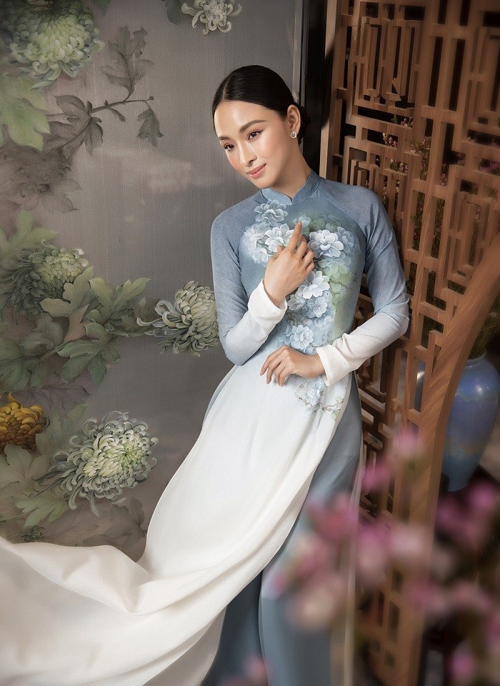 Nổi tiếng trong bộ môn vẽ áo dài lụa, nhà thiết kế Trung Đinh kết hợp kỹ thuật loang màu để mang tới sức hút mới cho trang phục truyền thống.
