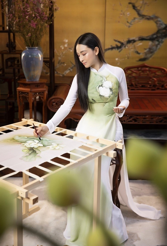 Nhà thiết kế Trung Đinh nói: 'Những tác phẩm áo dài lần này là ước mơ của tôi từ rất nhiều năm trước. Đó là sự hạnh phúc, hồi sinh, là sự mong muốn của khởi đầu mới cho những tác phẩm vẽ tay thủ công trên lụa trở nên giá trị hơn'.