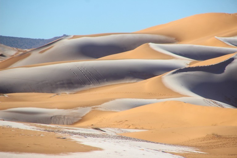 Không khí lạnh bao phủ, sa mạc Sahara chìm trong tuyết trắng