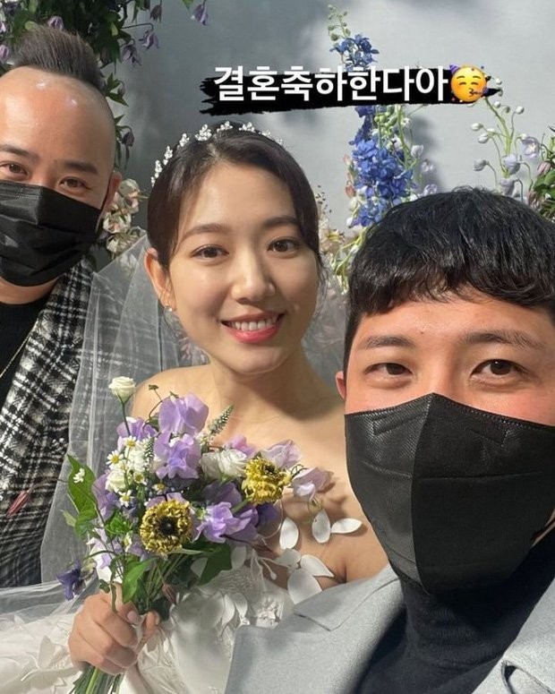 Co dâu Park Shin Hye rạng rỡ trong ngày cưới, khách dự đeo khẩu trang