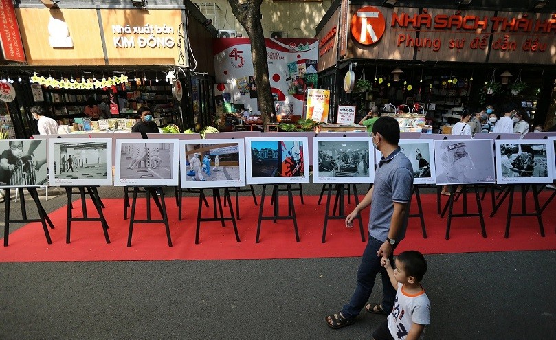 TP. Hồ Chí Minh: Triển lãm ảnh '22 khoảnh khắc' của y bác sĩ trong đại dịch Covid-19