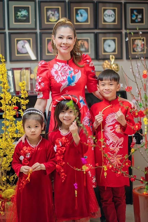 Hôm 20 tháng Chạp, ngôi nhà của vợ chồng ca sĩ Thanh Thảo ở tiểu bang California đã rực rỡ sắc mai, đào. Cô và ba con là bé Jacky Minh Trí, Jolie và Talia xúng xính áo dài đỏ chụp ảnh. Jolie là con gái của Thụy Anh - em gái Thanh Thảo.