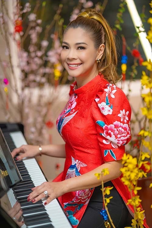 Ca sĩ Thanh Thảo trang hoàng rực rỡ đón Tết cổ truyền