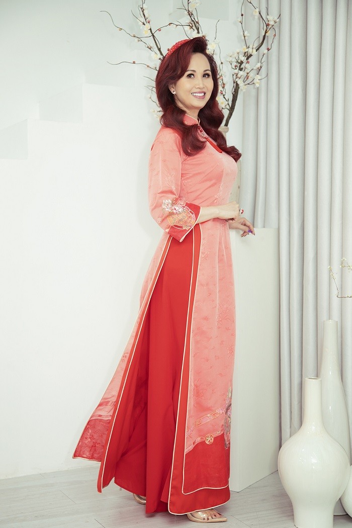 Gia đình Hoa hậu Diệu Hoa 'khoe' nhan sắc rạng rỡ thực hiện bộ ảnh dịp Tết đến Xuân về