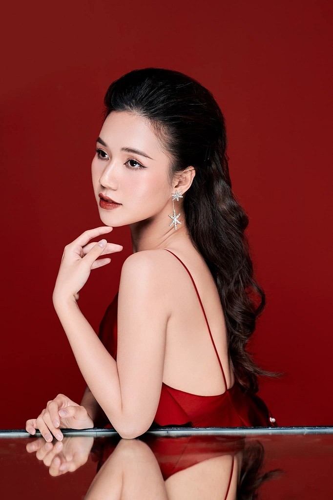 Phố trong làng: Nét đẹp ngoài đời sắc sảo của nữ diễn viên vai y tá Ngọc