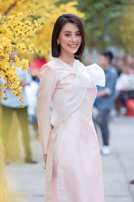 Tham dự các chương trình Tết, sao Việt chăm 'diện' áo dài cách tân