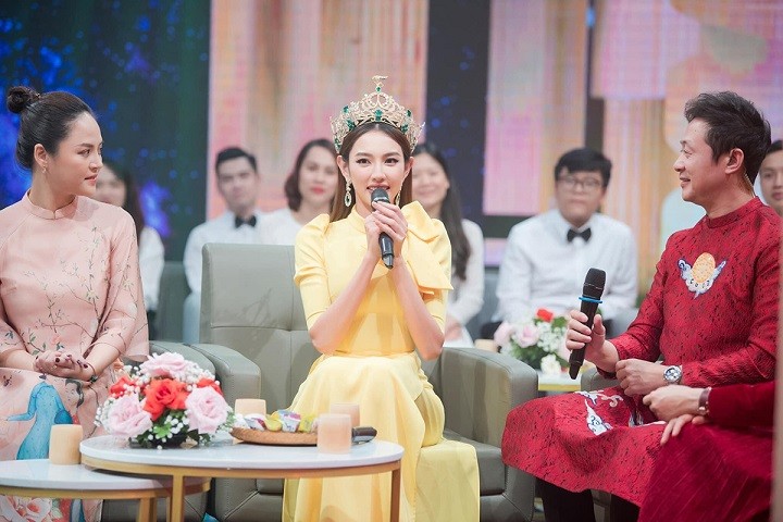 Tham dự các chương trình ngày Tết, sao Việt chăm 'diện' áo dài cách tân