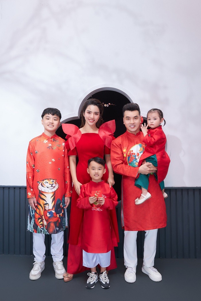 Cả nhà chọn trang phục đỏ rực rỡ. Thông qua việc chụp ảnh cùng nhau, Ưng Hoàng Phúc và Kim Cương muốn nhắc nhở các con về truyền thống Tết, chia sẻ với con ý nghĩa của sự sum vầy.