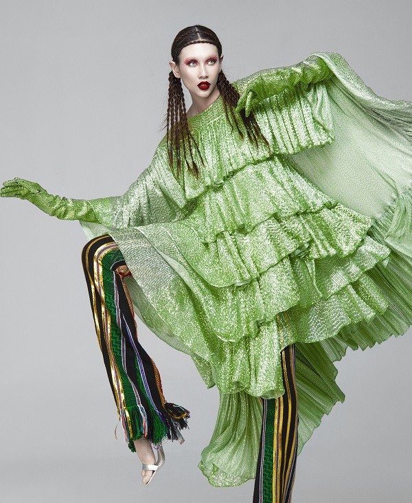 Chiều lòng fan, siêu mẫu Võ Hoàng Yến thực hiện bộ ảnh theo phong cách hóa trang 'ma mị'