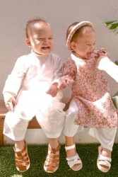 Hai con sinh đôi của ca sĩ Hồ Ngọc Hà xinh tươi chụp ảnh Tết