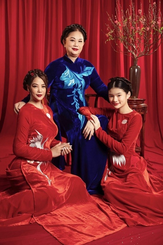 Ngắm ảnh gia đình Hoa hậu Jennifer Phạm dạo chơi Phú Quốc