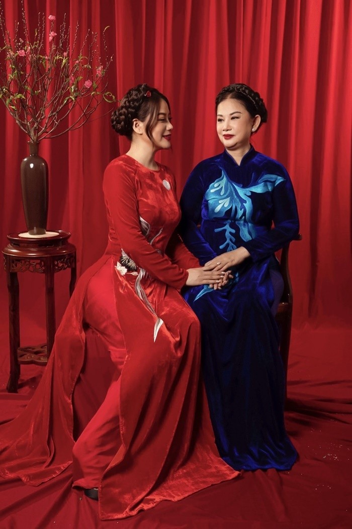 Ba thế hệ nhà Trương Ngọc Ánh mặc áo dài chụp ảnh Tết Ba thế hệ nhà Trương Ngọc Ánh mặc áo dài chụp ảnh Tết