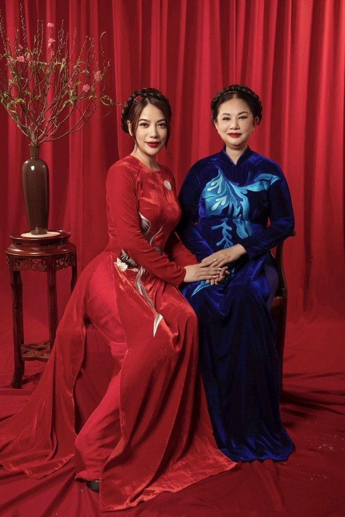 Ba thế hệ nhà Trương Ngọc Ánh mặc áo dài chụp ảnh Tết Ba thế hệ nhà Trương Ngọc Ánh mặc áo dài chụp ảnh Tết