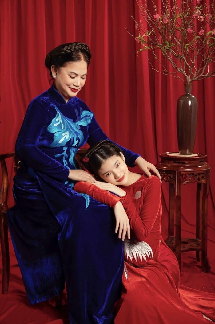 Ba thế hệ nhà Trương Ngọc Ánh mặc áo dài chụp ảnh Tết