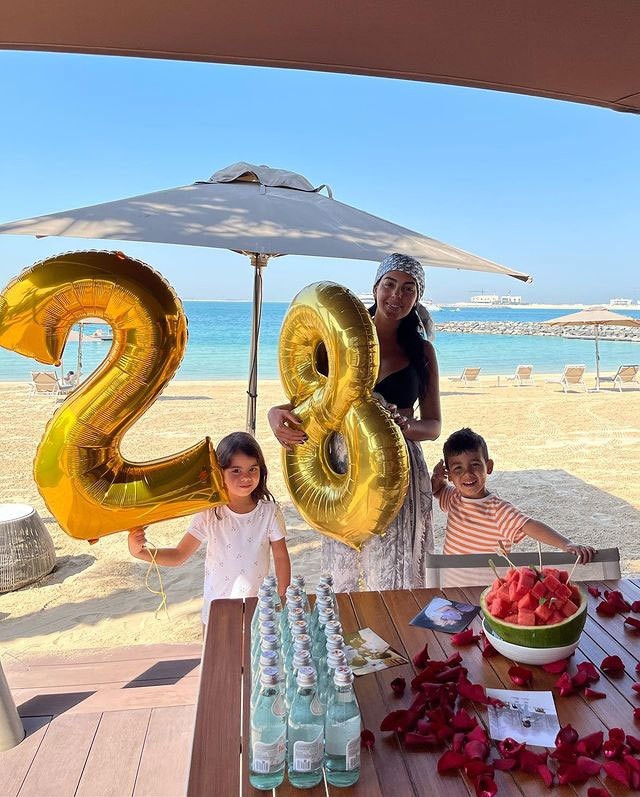 Bà bầu của C. Ronaldo trước đó có một bữa tiệc mừng tuổi mới trên bãi biển. Người đẹp chụp ảnh kỷ niệm bên cặp sinh đôi Eva và Mateo.