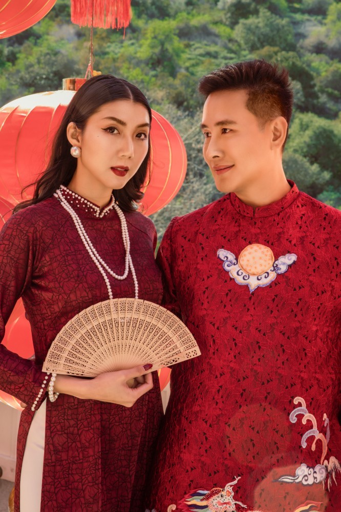 Day dứt nỗi nhớ quê những ngày Tết, cựu siêu mẫu Ngọc Quyên cùng bạn vãn cảnh chùa ở Mỹ