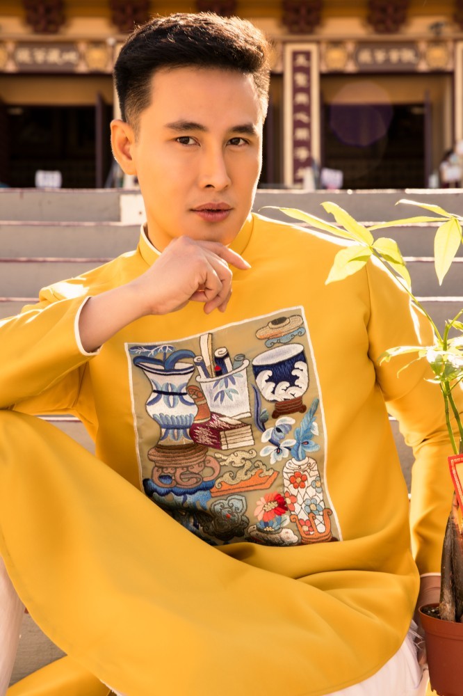 Day dứt nỗi nhớ quê những ngày Tết, cựu siêu mẫu Ngọc Quyên cùng bạn vãn cảnh chùa ở Mỹ