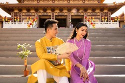 Day dứt nỗi nhớ quê những ngày Tết, cựu siêu mẫu Ngọc Quyên cùng bạn vãn cảnh chùa ở Mỹ