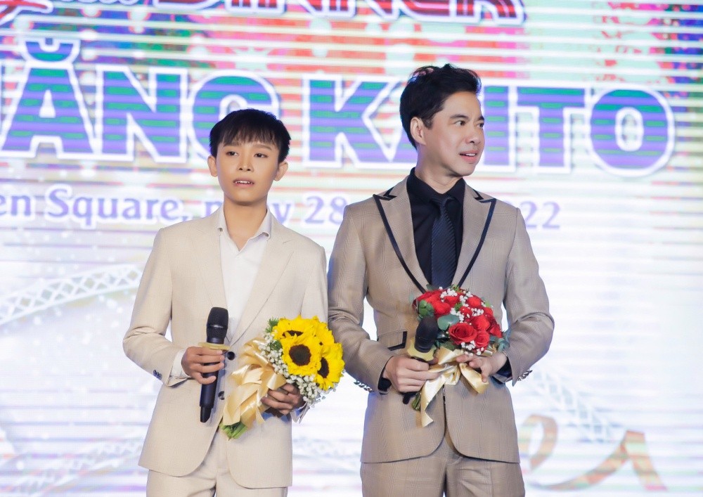 Sau liveshow ở Hà Nội, danh ca Ngọc Sơn và Hồ Văn Cường trở về quê ăn Tết