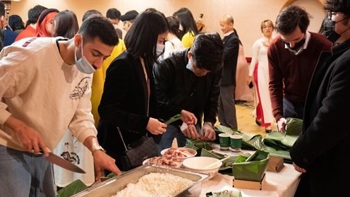 hoi sinh vien viet nam tai paris to chuc ngay goi banh chung