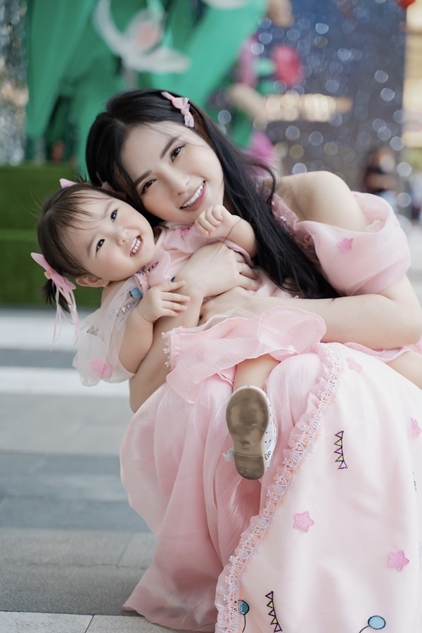 Nhâm Dần 2022: Gia đình ca sĩ Thu Thủy - Kin Nguyễn dạo chơi ngày giáp Tết