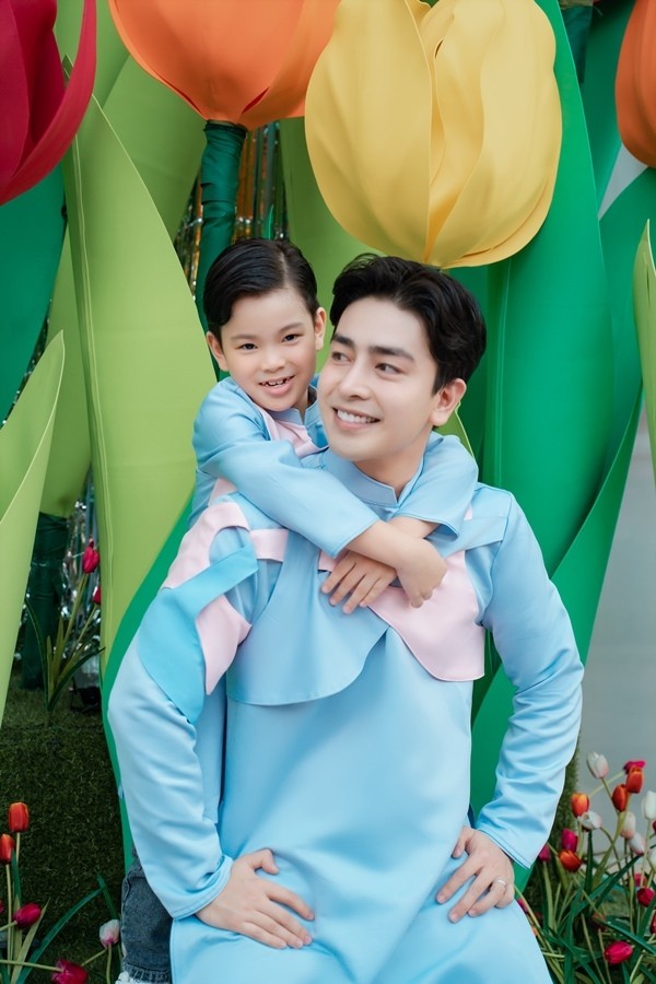 Nhâm Dần 2022: Gia đình ca sĩ Thu Thủy - Kin Nguyễn dạo chơi ngày giáp Tết